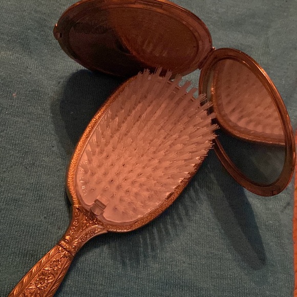 Elgin American. Vintage Compact with Mirror & Hairbrush - Picture 8 of 8